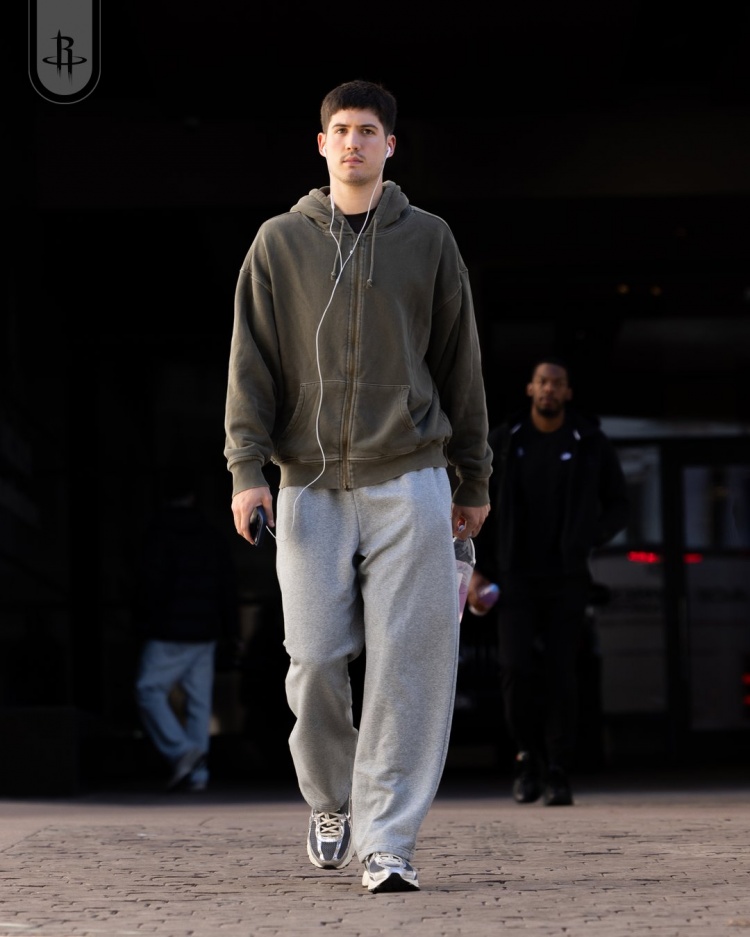 抢庄牛牛公司-造访丹佛高原！火箭众将穿搭：申京毛衣工装裤很时尚 KD仍一身黑