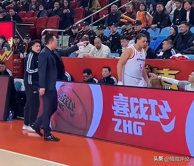 抢庄牛牛集团-上海男篮疑似内讧！洛夫顿不满卢伟回怼惹争议 曾怒斥带着情绪打球
